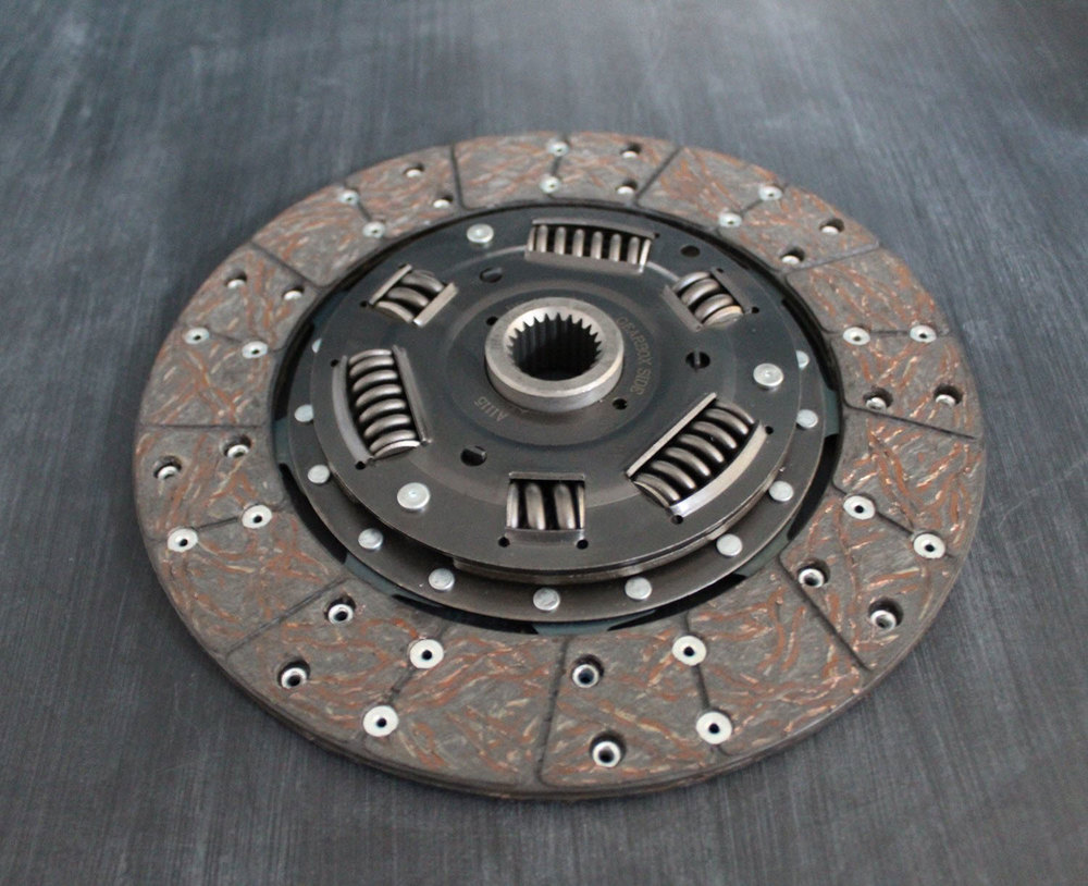 thumbnail image 2 of Borg & Beck Clutch Kit For Land Rover Defender & Discovery 200TDI & 300TDI – LR009366 (UK Made) 2 of 6